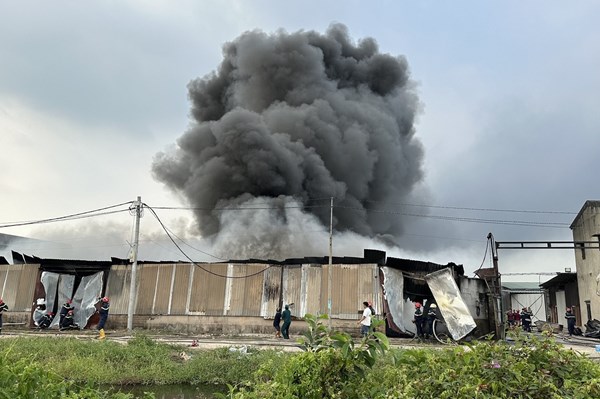 Tp Hồ Chí Minh: Lại cháy lớn tại nhà máy sản xuất nệm