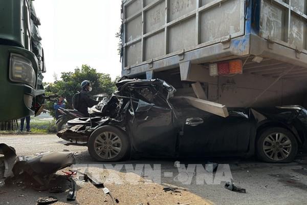 Hà Nội: Tai nạn giao thông làm 1 người chết, 2 người bị thương