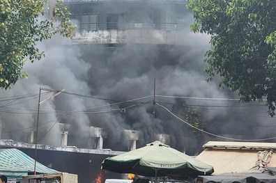 Kịp thời dập tắt đám cháy tại bãi giữ xe ở Quận 10, Tp Hồ Chí Minh