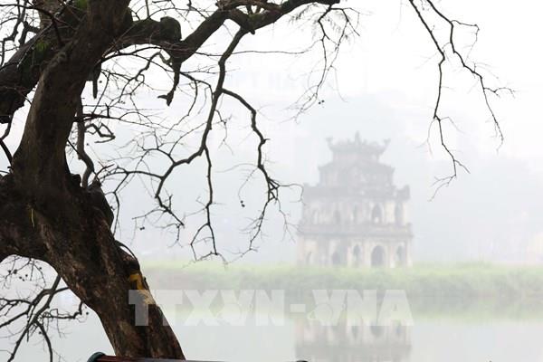 Hồ Gươm mờ ảo trong sương mù sáng tháng Ba