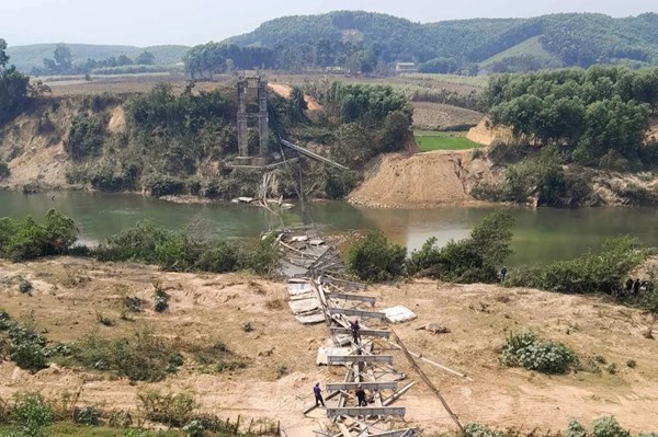 Nghệ An: Cầu treo Kẻ Nính bất ngờ đổ sập