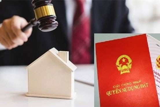 Bắt khẩn cấp giám đốc công ty môi giới bất động sản mua sổ hồng giả để vay 8,5 tỷ đồng