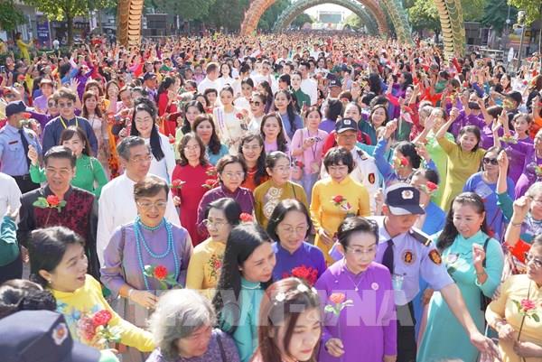 Ngày Quốc tế Phụ nữ 8/3: Hơn 5.000 người diễu hành áo dài tại Tp Hồ Chí Minh