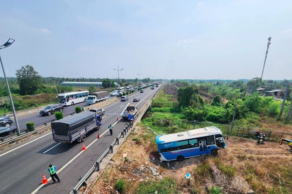 Lật xe khách trên cao tốc Thành phố Hồ Chí Minh - Trung Lương