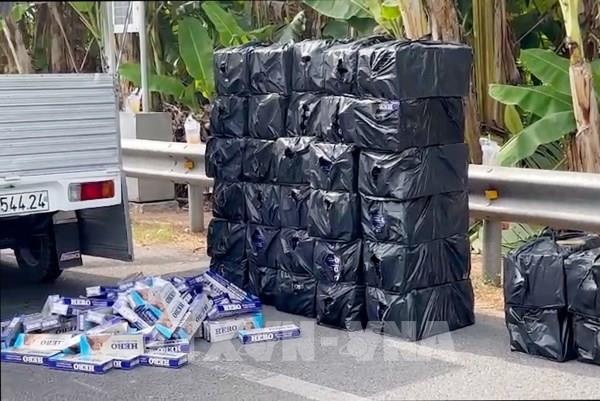 Truy tìm đối tượng liên quan vụ vận chuyển 12.500 bao thuốc lá lậu