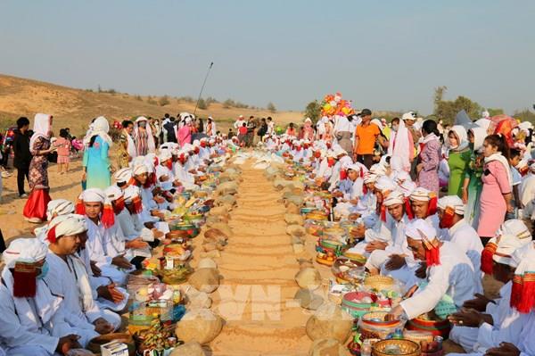 Độc đáo Lễ tảo mộ trong trong Tết Ramưwan của đồng bào Chăm