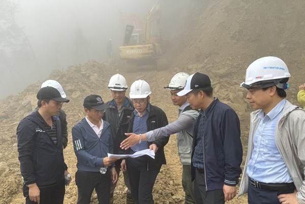 Kiểm tra tiến độ thi công các vị trí khó khăn nhất của Dự án đường dây 500kV mạch 3