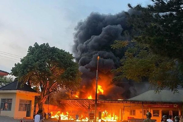 Cháy rụi khoảng 200 mô tô là tang vật vi phạm hành chính 