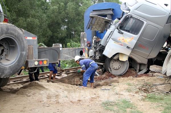 Đường sắt Bắc Nam tê liệt hơn 3 giờ sau vụ tai nạn giữa tàu hỏa với xe đầu kéo