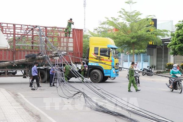Xe tải vào đường cấm, kéo đổ hàng loạt trụ điện hạ thế