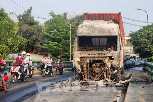 Thành phố Hồ Chí Minh: Cháy xe container gây ùn tắc giao thông nghiêm trọng