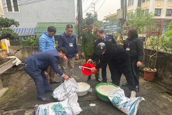 Xử phạt cơ sở sử dụng nguyên liệu quá hạn để sản xuất, chế biến bánh mỳ