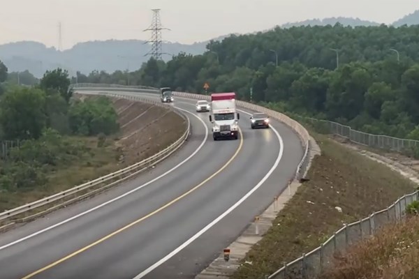 Phạt tiền, tước bằng 2 tháng với lái xe vượt ẩu trên cao tốc Cam Lộ - La Sơn