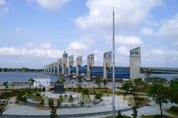 Đóng cửa van cống Cái Lớn để ngăn mặn