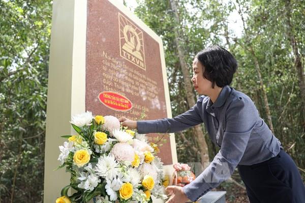 Dâng hương tưởng niệm các Anh hùng liệt sỹ Thông tấn xã Giải phóng
