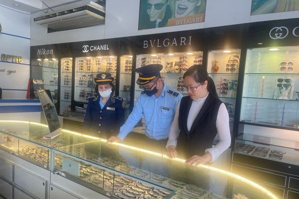 Xử phạt cơ sở kinh doanh kính mắt giả mạo nhãn hiệu