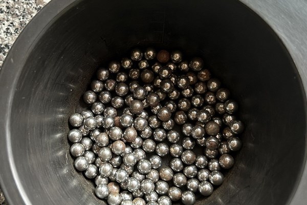 TP Hồ Chí Minh: Khẩn trương làm rõ vụ bi sắt văng vào ô tô, cửa kính nhà dân