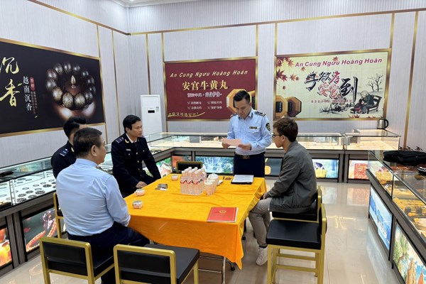 Xử phạt 1 cửa hàng kinh doanh bánh kẹo không rõ nguồn gốc