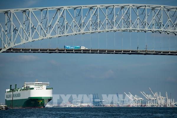 Mỹ: Tàu hàng đâm sập cầu, nhiều phương tiện rơi xuống sông
