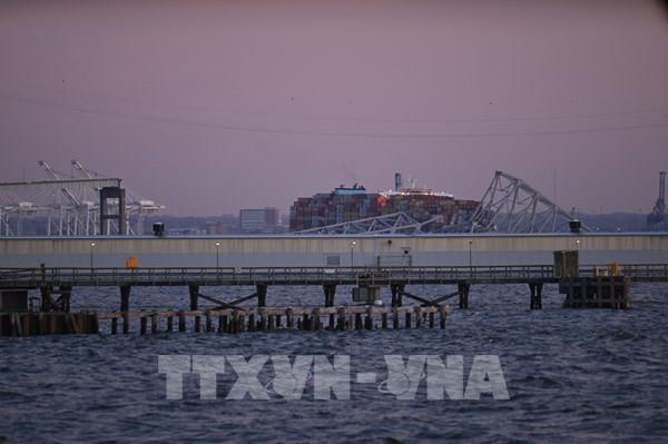 Mỹ nỗ lực tìm kiếm khoảng 20 người rơi xuống sông trong vụ tàu hàng đâm sập cầu
