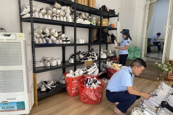 Xử phạt 2 cơ sở kinh doanh hàng hóa giả mạo nhãn hiệu 