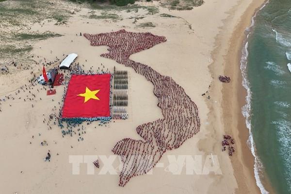 Trang nghiêm, xúc động Lễ Thượng cờ Tổ quốc tại Bãi Môn - Mũi Điện