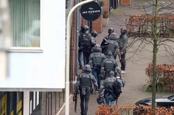Cảnh sát Hà Lan sơ tán hàng trăm hộ gia đình sau vụ bắt cóc con tin ở thị trấn Ede