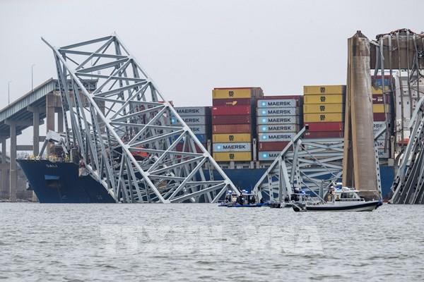 Vụ sập cầu ở Mỹ: Di chuyển được khối cắt đầu tiên nặng 200 tấn