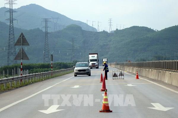 Làm gì để tránh nổ lốp ô tô trên cao tốc Cam Lộ - La Sơn?