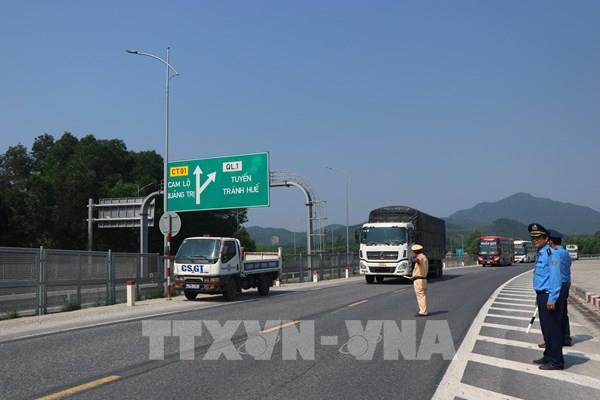 Hướng dẫn, hỗ trợ lái xe trong ngày đầu phân luồng tuyến cao tốc Cam Lộ - La Sơn