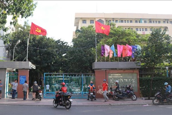 Sau khi ăn sáng ở cổng trường nhiều học sinh nhập viện nghi ngộ độc thực phẩm