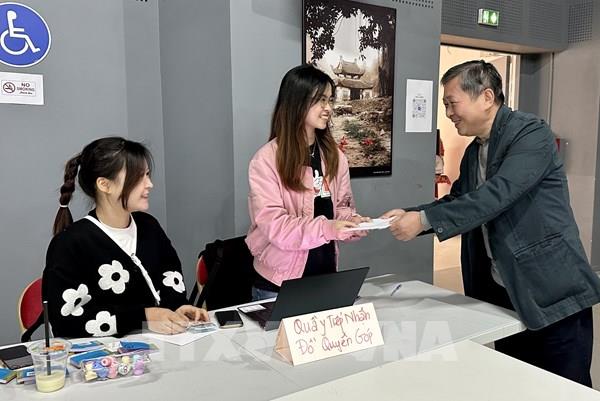 Sinh viên Việt Nam tại Pháp tổ chức Hội chợ gây quỹ vì biển đảo quê hương
