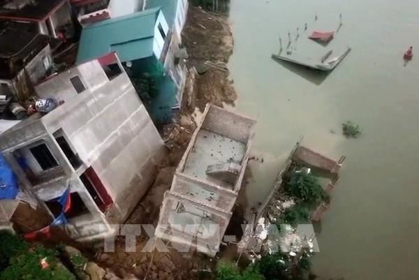 Bắc Ninh: Sạt lở khiến nhiều căn nhà bị sạt xuống sông Cầu trong đêm