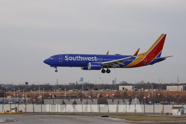 Máy bay của Boeing rơi nắp động cơ khi cất cánh