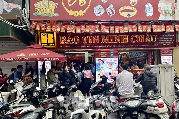 Người dân vẫn "nườm nượp" xếp hàng mua vàng khi giá "neo" đỉnh 