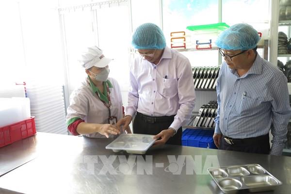 Thêm một vụ nghi ngộ độc thực phẩm do ăn ở hàng quán trước cổng trường tại Khánh Hòa