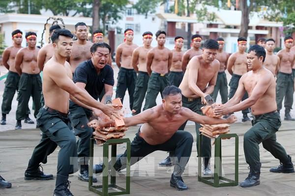 Màn biểu diễn đặc biệt của cảnh sát cơ động