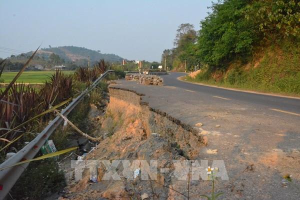 Chậm khắc phục sạt lở trên tuyến đường huyết mạch, tiềm ẩn nguy cơ xảy ra tai nạn