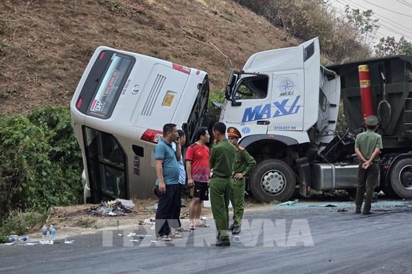 Xe khách va chạm với xe tải làm 23 người thương vong