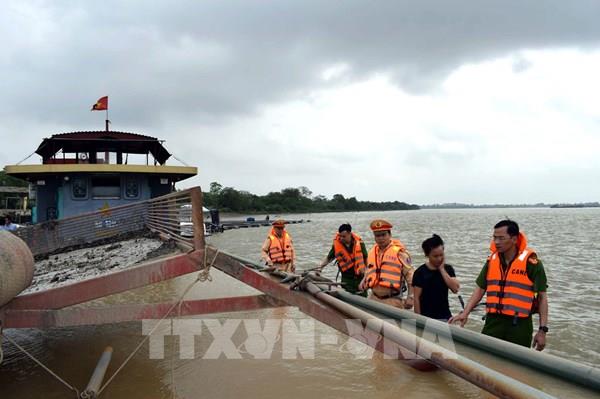 Phát hiện tàu khai thác cát trái phép trên sông Hồng
