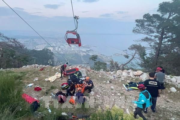 Giải cứu hơn 40 hành khách mắc kẹt gần 1 ngày trên cáp treo hỏng