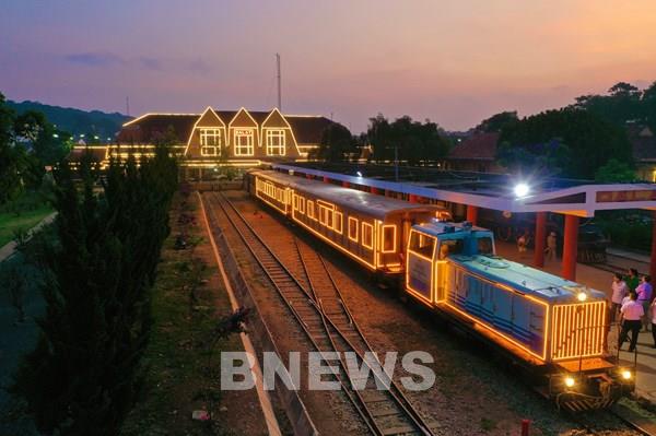 Biểu diễn âm nhạc miễn phí trên tàu Đà Lạt - Trại Mát