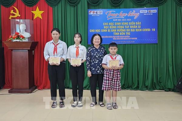 Bến Tre tiếp sức cho trẻ em vùng biển đến trường