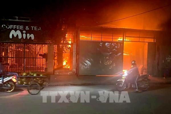 Bình Dương: Cháy lớn tại xưởng may trong khu dân cư