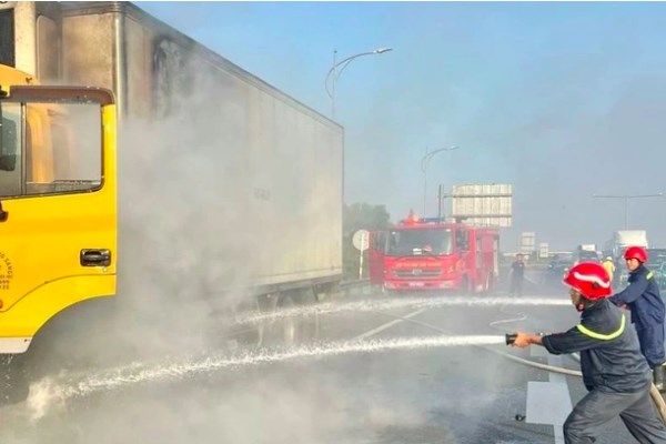 Cháy xe tải trên cao tốc TP Hồ Chí Minh – Long Thành – Dầu Giây