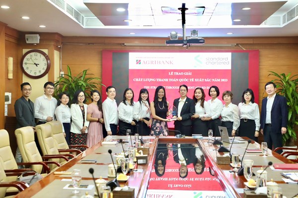 Agribank nhận giải Chất lượng thanh toán xuất sắc do Standard Chartered trao tặng