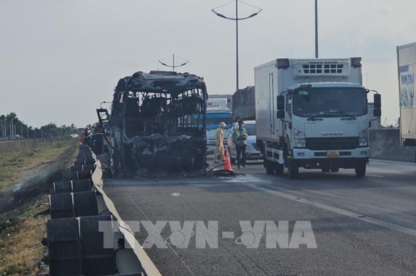 Xe khách đột ngột bốc cháy, cao tốc TP Hồ Chí Minh - Trung Lương ùn tắc