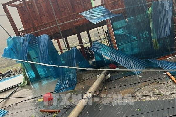 Dông, lốc kèm mưa đá gây thiệt hại nhiều nhà dân ở Thanh Hóa