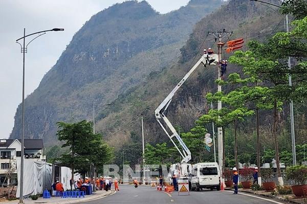 Sát hạch công nhân thi công, sửa chữa hotline trên lưới điện 35kV đang mang điện