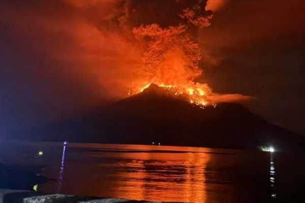 Núi lửa Ruang tại Indonesia phun trào, hàng trăm người sơ tán
